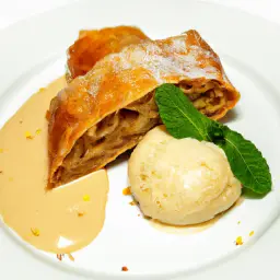 Apfelstrudel mit Vanillesauce